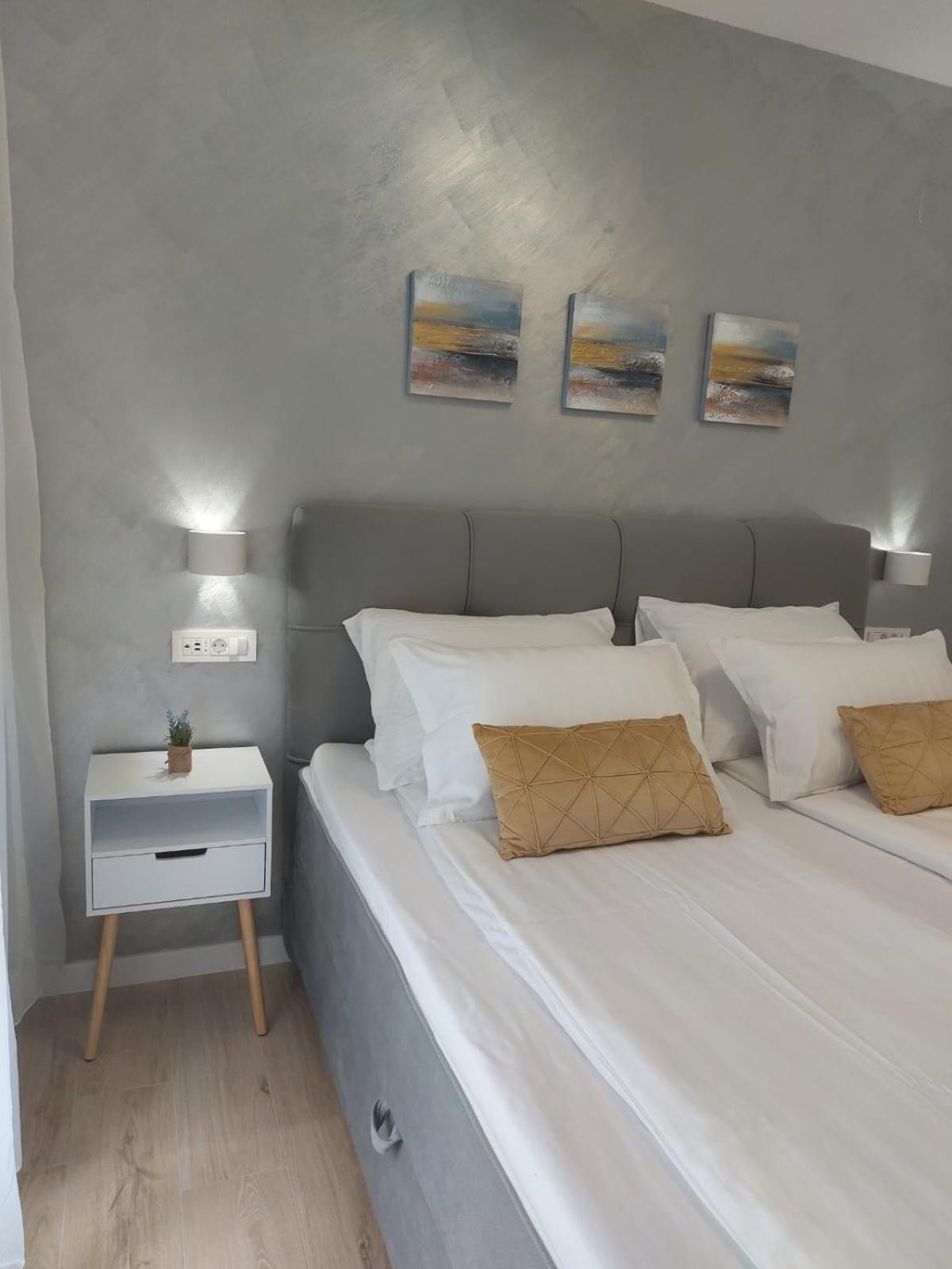 Luxury Beachfront Villa Crystal Aenona - By Ta Leut Agency Nin Eksteriør bilde